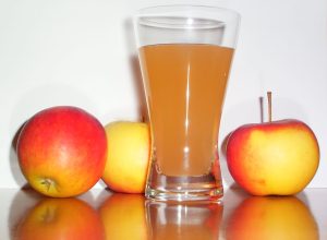 Apple_juice_with_3apples